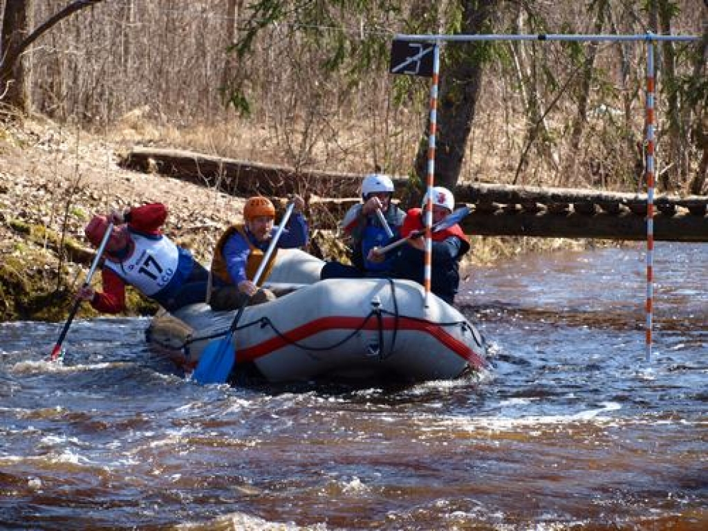 REIZĒ! Šai laivai ir ne tikai četri “dzinēji”, bet arī četras “stūres”. Tās koordinēt mutuļojošajā straumē ir visai sarežģīti.