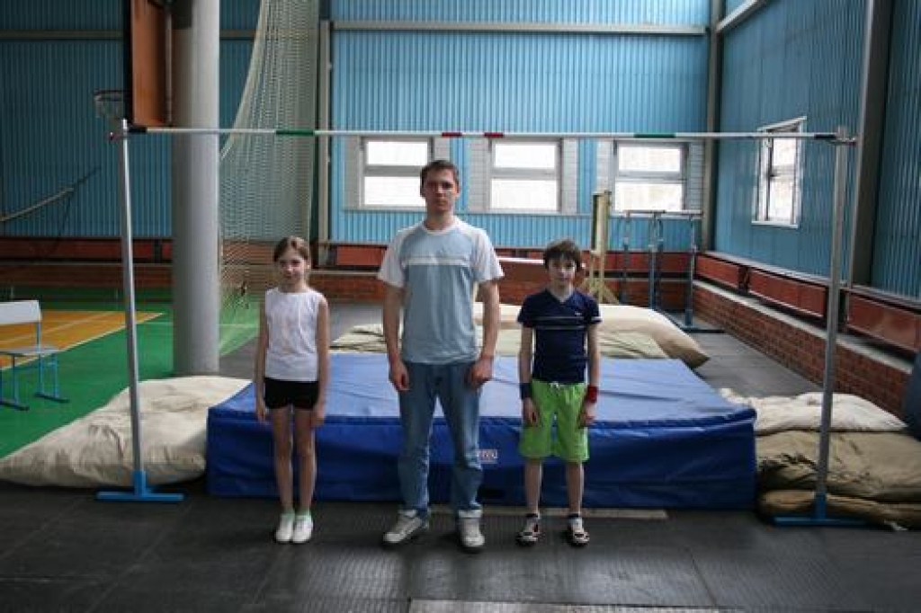 Rekordisti. “Rezultāti ir pārsteidzoši labi. Malači,” jaunos sportistus uzteic treneris Zigurds Karols. Attēlā — Terēze Jakundoviča (no kreisās), Aivis koklevskis un Miks Saldovers.