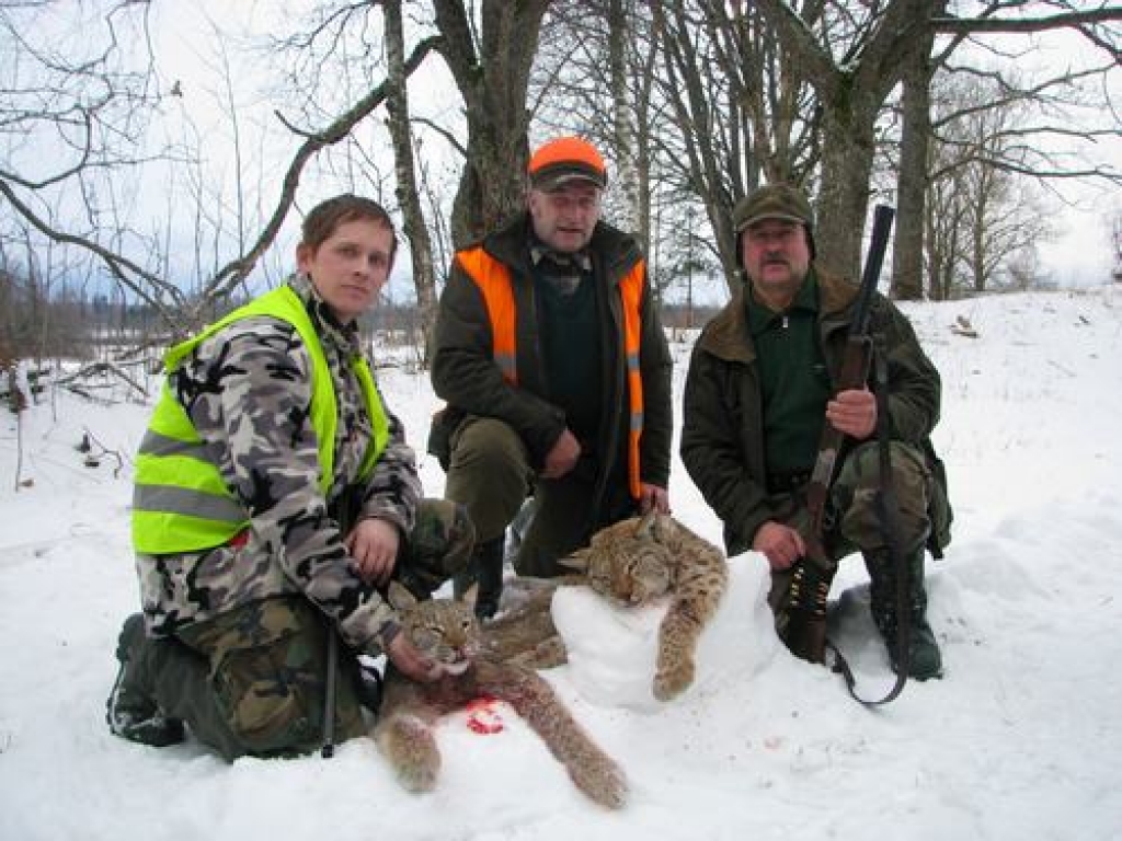 VEIKSME. Armands Šumskis (no kreisās), Modris Gaidis un Kārlis Lazdiņš ar medījumu.