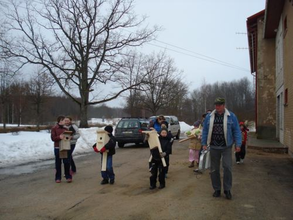 Mājiņas putniem. Odzienas pamatskolas audzēkņi dodas izvietot putnu būrīšus. 