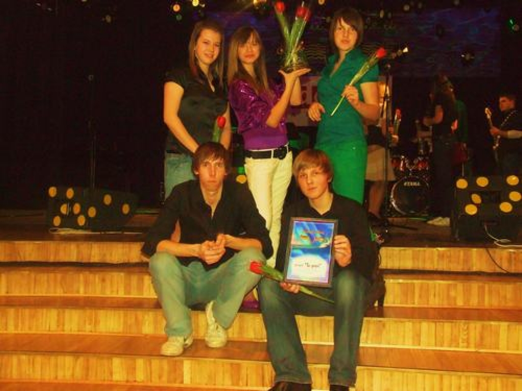 Gandarīti. Grupas “Tie paši” dalībnieki konkursā “Klusie ūdeņi” ieguva trešo vietu. Pirmajā rindā no labās: Edvards Valdmanis, Rolands Hohfelds, otrajā — Alvīne Reinicāne (no labās), Anna Krista Ostrovska un Zane Ūdre.