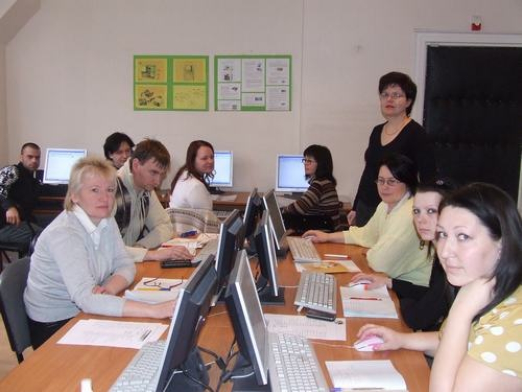 STARPBRĪDIS. Topošie datorspeciālisti starpbrīdī jūtas kā skolā. Skolotāja Ludmila Belogrudova (stāv) ar saviem audzēkņiem ir apmierināta.