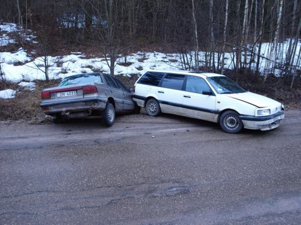 SLIDENS CEĻŠ. Otrdienas rīts neatliekamās medicīniskās palīdzības mediķiem sākās nemierīgi. Pat laimi neviens no avārijā cietušajiem neguva nopietnas traumas.  