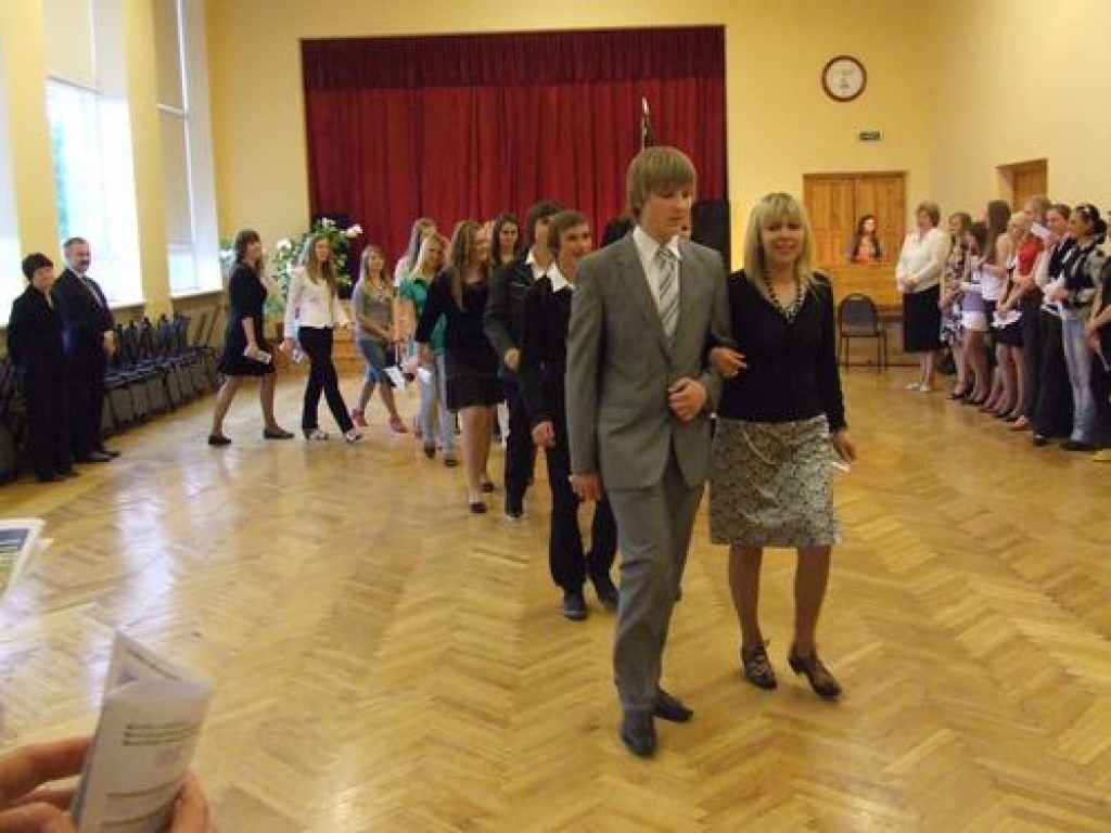 Skan pēdējais skolas zvans. Aizkraukles novada ģimnāzijas 9. klases skolēniem veikts pirmais pakāpiens lielajā dzīvē.