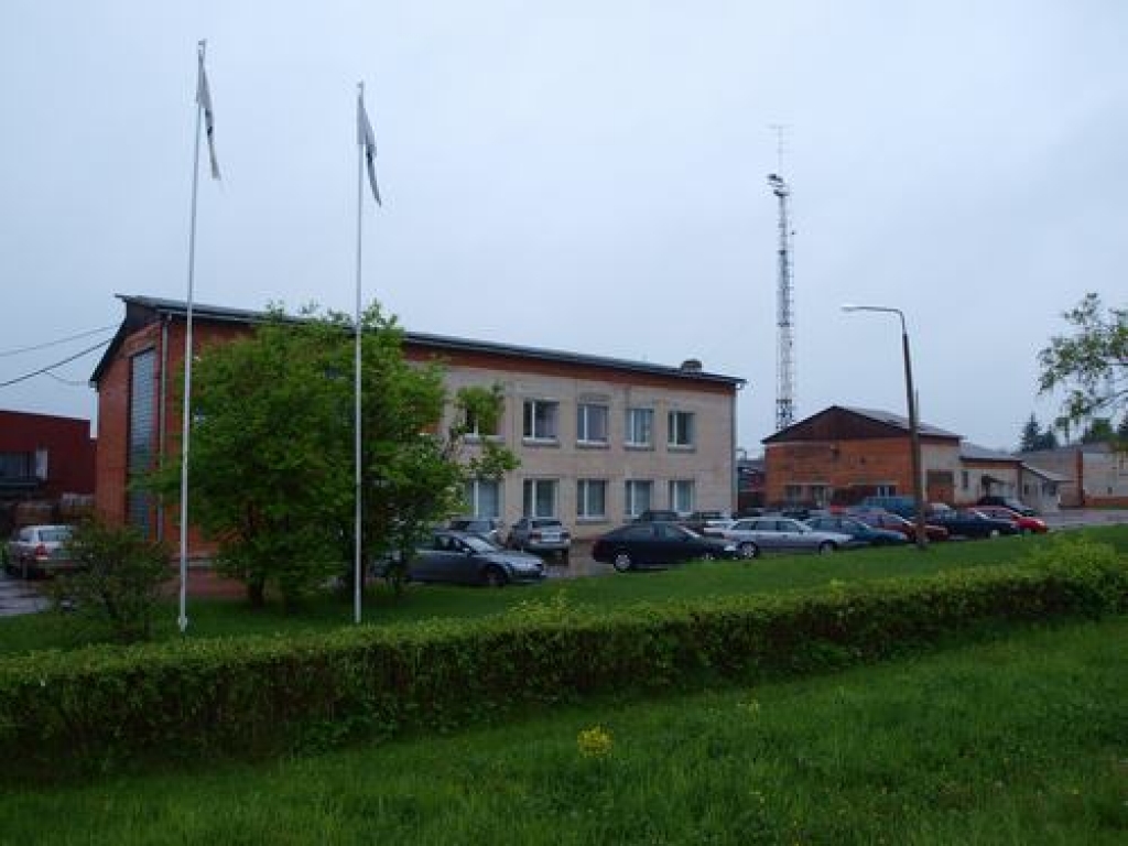 ZĀĢĒTAVA ATSĀK DARBU. Šodien stāvlaukumā bija daudz automašīnu, kas liecina par uzņēmuma darbības atsākšanu.
