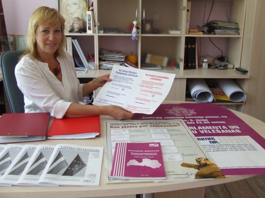 Skrīveru novada vēlēšanu iecirkņa sekretāre Baiba Dronka