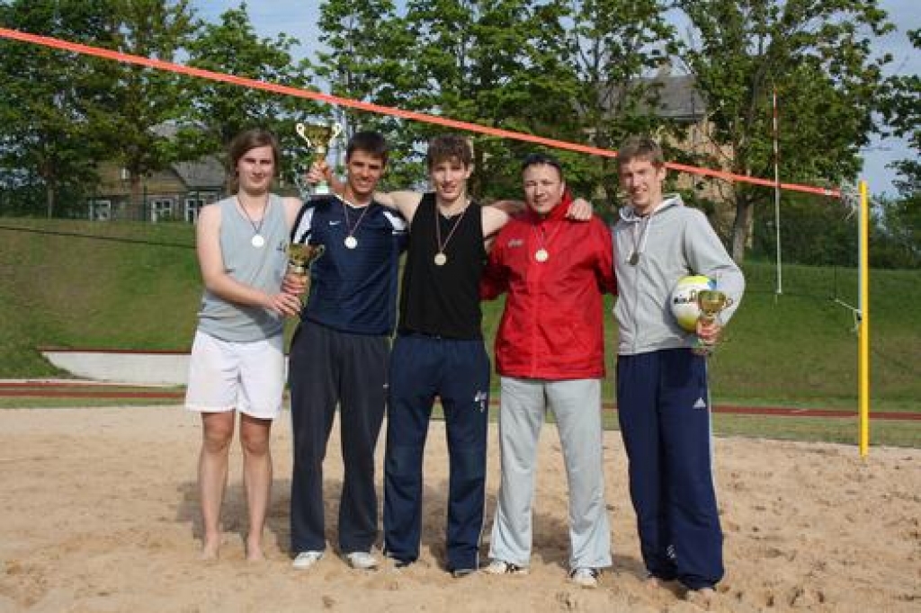 GODALGOTO VIETU IEGUVĒJI. No kreisās: Jānis Rakevičs un Kaspars Klimovičs (otrā vieta), Toms un Juris Benjavi (pirmā vieta), Lauris Trukšs, kurš spēlēja kopā ar Māri Orlovu (attēlā nav redzams, trešā vieta).