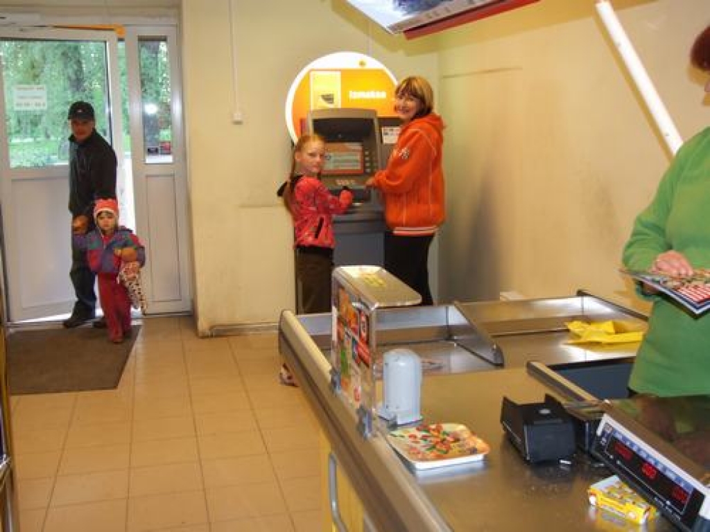 Sagaidījām. Nu arī Neretā, topošajā novada centrā, ir bankomāts. 