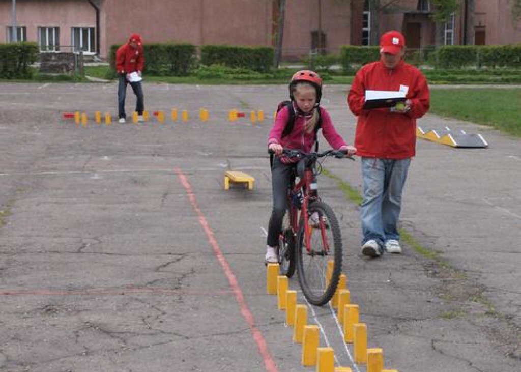 KĀ RALLIJĀ. Izbraukt CSDD darbinieku izveidotās figūras nemaz nebija tik vienkārši. Tikai retajam izdevās izbraukt zem latiņas, to nenogāžot.