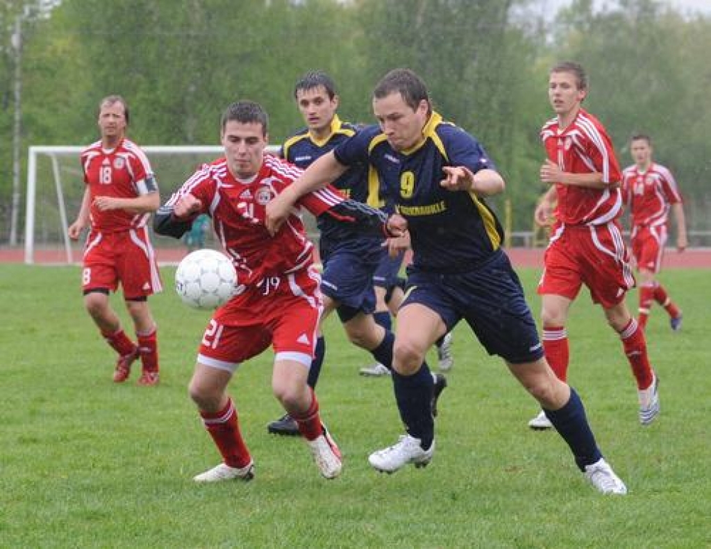 Cīņas karstumā. Aizkrauklieši pret Priekuļu futbolistiem.