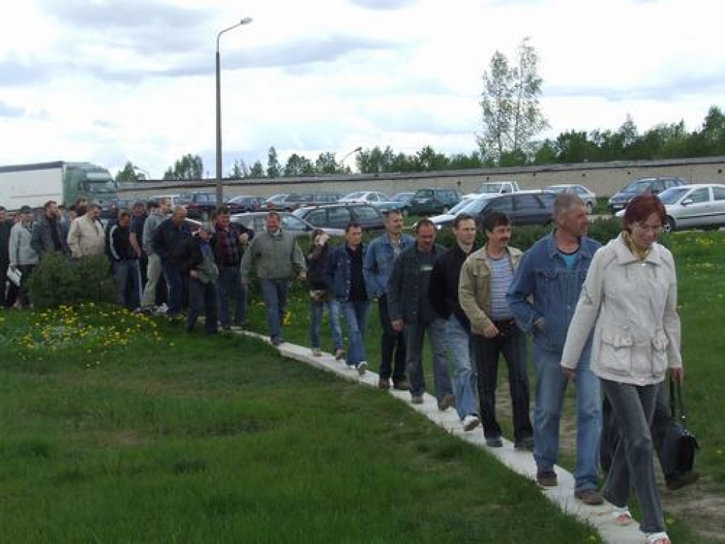 Bezdarbnieku ierinda. “Kā uz nošaušanu,” drūmi pajokoja kāds strādnieks, ejot uz pēdējo sapulci. 