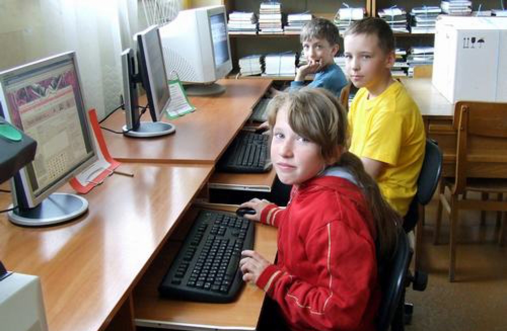 Mazliet jāpaciešas. Samanta, Lauris un Artūrs ar nepacietību gaida, kad bibliotēkā izremontēs bērnu nodaļas telpas.