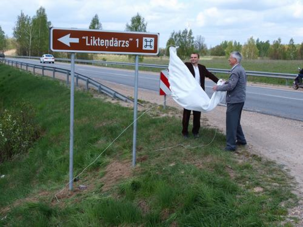 NORĀDE. Latvijas Televīzijas ģenerāldirektors Edgars Kots (no kreisās) un Kokneses fonda valdes priekšsēdētājs Vilis Vītols atklāj norādi šosejas malā.