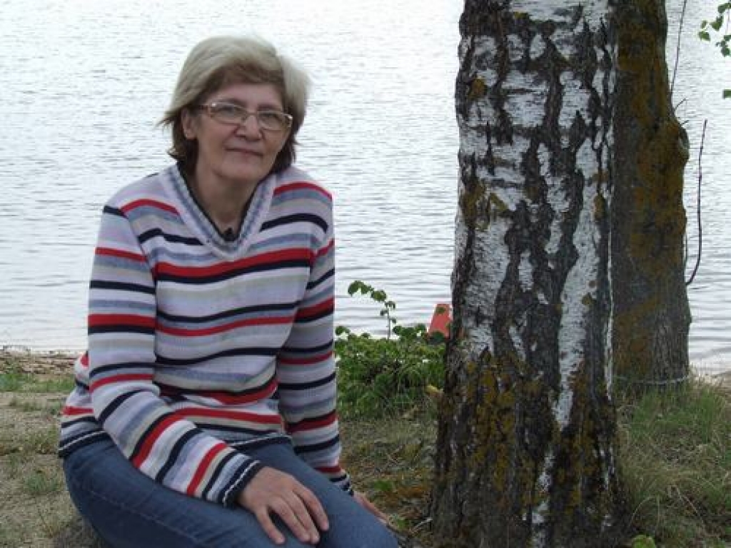 DAĻA NO DABAS. Valentīnas kundzei patīk Daugava un baltie bērzi upes krastā. Kopā ar mazmeitām te bieži staigāts. 