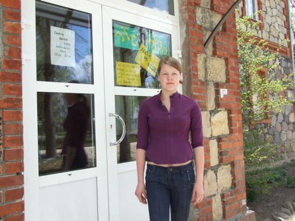 Laipni lūdzam! Pļaviņu tūrisma informācijas centra vadītāja Vita Jesere savā  pirmajā darbadienā gaida klientus.