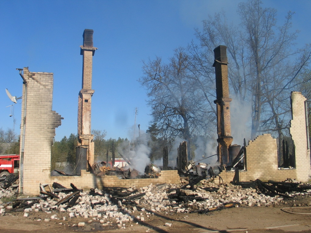 KĀ PĒC KARA. Astoņu dzīvokļu māja “Rubeņi” nodega pilnībā.