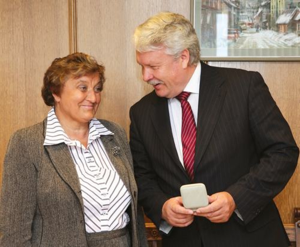 Pateicība. Zemkopības ministrs Jānis Dūklavs pasniedz medaļu ''Par centību”  Skrīveru zemkopības zinātniskā institūta zinātņu doktorei Birutai Jansonei.