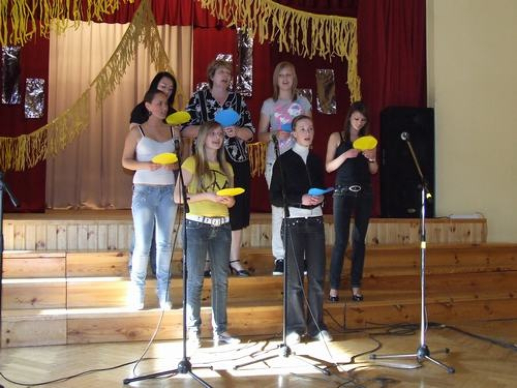 Kopā skanīgāk. Dzied skolotāja Zaiga Barone un meiteņu ansamblis.