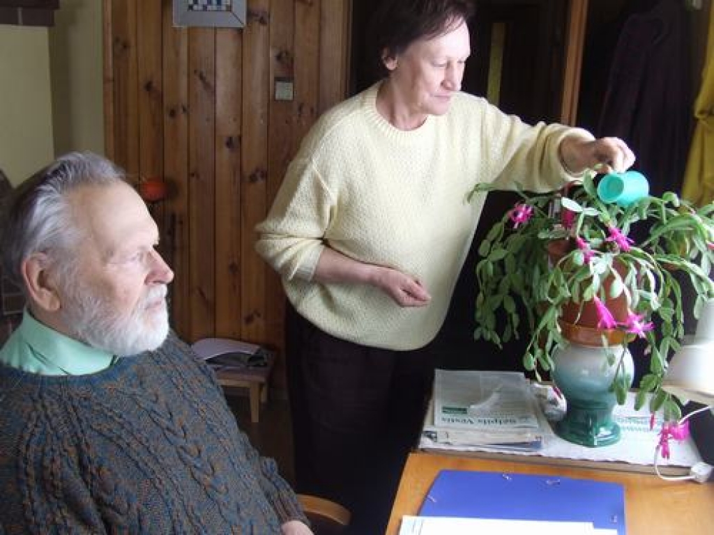 VIENMĒR KOPĀ. Māra Svīre un Vladimirs Kaijaks lauku mājās turpina strādāt.