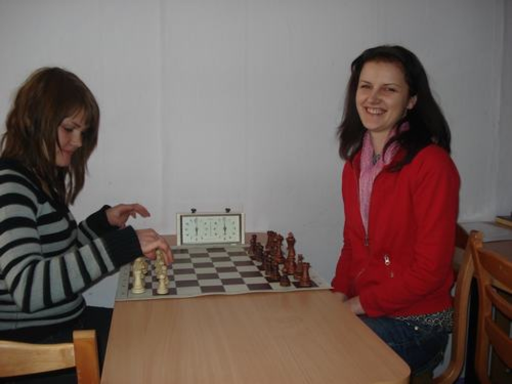 BRĪVDIENU SPĒLE. Kamēr citas atpūšas, Marta Mencendorfa (no kreisās) un Elīna Krauze spēlē šahu. Foto no Irinas Sokolas arhīva