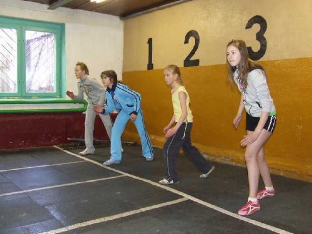 Pēc mirkļa starts. Labākie rezultāti 60 metru distancē meitenēm 4. klases grupā: Laurai Elītei (no kreisās), Sintijai Ikauniecei, Meldrai Bruzgulei un Kristīnei Tomanei.