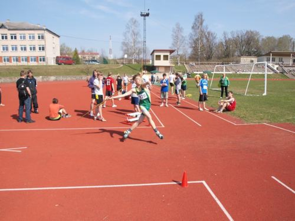 UZVARAS METIENS. Jaunjelgavieša Emīla Tomsona raidītais šķēps aizlidoja 54,38 metrus.
