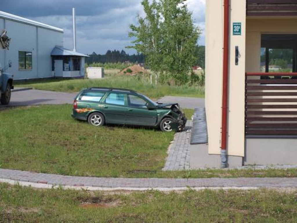 Šodien pēc pulksten 16.30 Aizkrauklē, Jaunceltnes ielā 30a, automašīna Opel Vectra ietriecās ēkas sienā. Autopacēlāja vadītājs Genādijs Terentjevs pastāstīja, ka notikušo redzējis automašīnas atpakaļskata spogulī. 

— Opelis brauca lielā...
Autors: Indulis Burka
