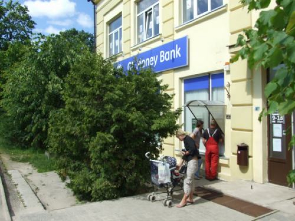 Neērtības klientiem. Jaunais filiāles darba laiks sagādās neērtības ne vienam vien — kā lai tiek uz banku darbdienā, dienas vidū?