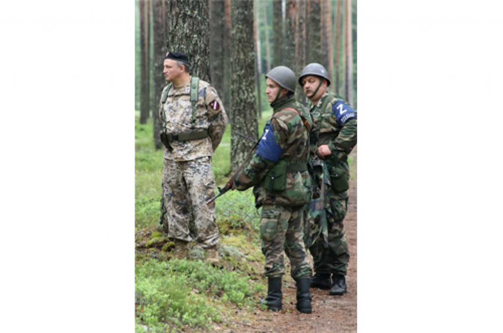 Komandieris ar “apsardzi”. Zemessardzes Aizkraukles 55. kājnieku bataljona komandieris Uldis Albiņš (no kreisās) kopā ar savējiem — Edgaru Jankovski un Uģi Resni mācībās “Tirza 2009”.