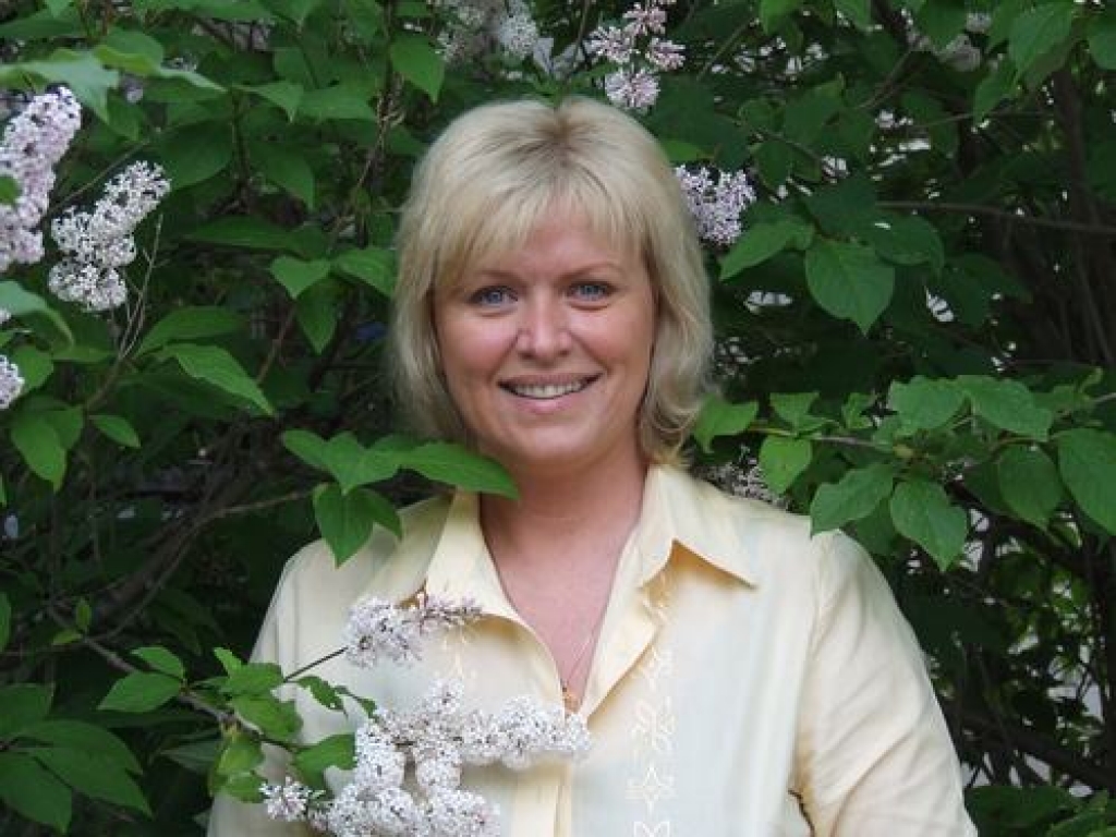 CERIŅU UN MŪZIKAS VARĀ. Skaistākais gada laiks skolotājai Dainai Delverei ir vasaras sākums.  