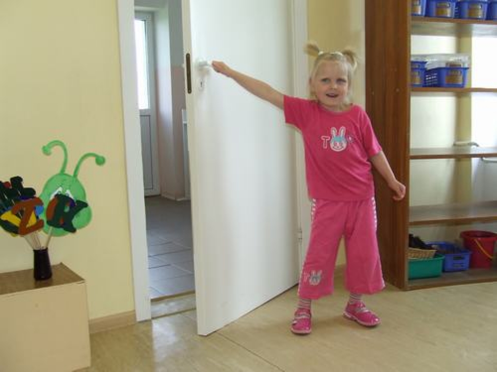 Vienkārši haltūra. Šo darbu veikuši cilvēki, bez iepriekšējas darba pieredzes. Lai tiktu tualetē, mazajai Zandai krietni jānopūlas.