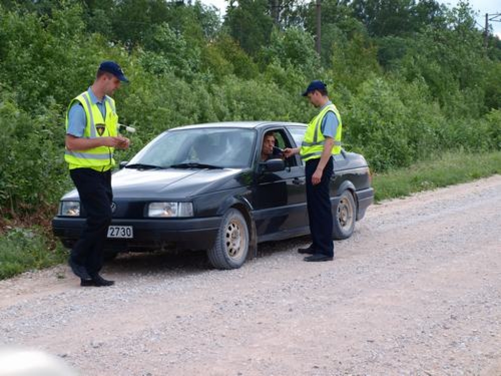 ALKOMETRS RĀDA NULLES. Oskars Rēķis (no kreisās) un Andris Kondrāts veic kārtējo pārbaudi. Braucējs ir skaidrā un var turpināt ceļu. 