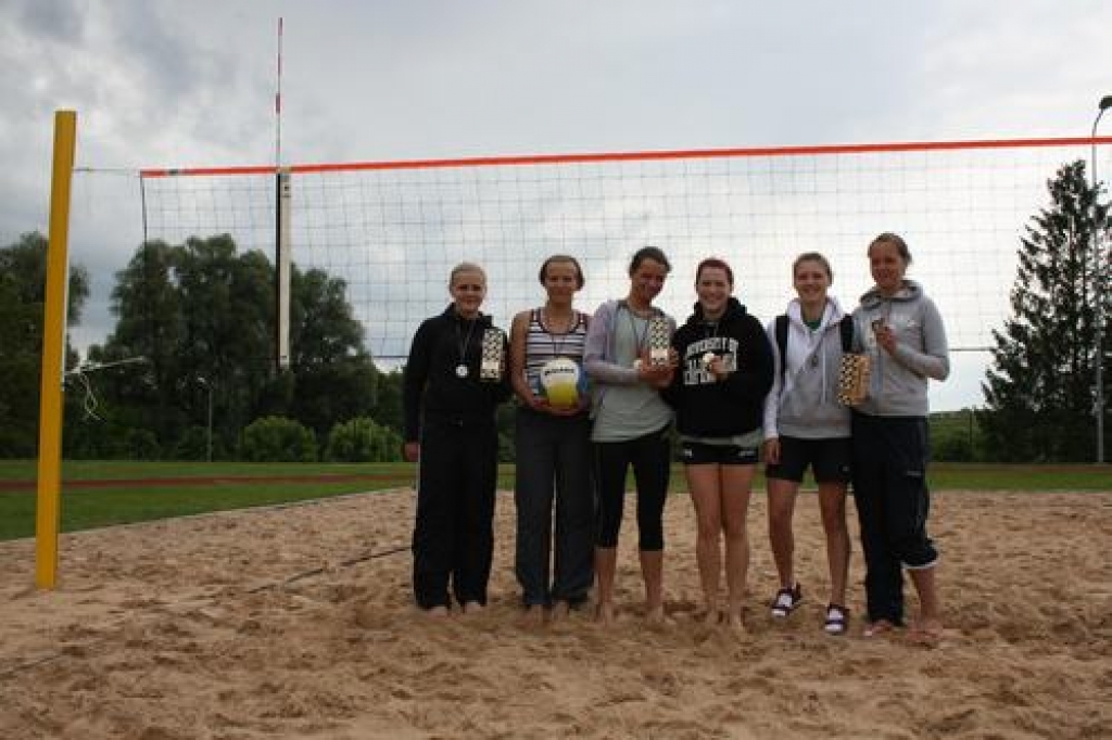 Labākās. Otrās vietas ieguvējas — vallietes  Ina Semjonova un Zane Saudorga (no kreisās), pirmajā vietā — daudzesietes Antra Puida un Gunta Paegle, trešajā neretietes Paula Kalniņa un Agija Sidorova.