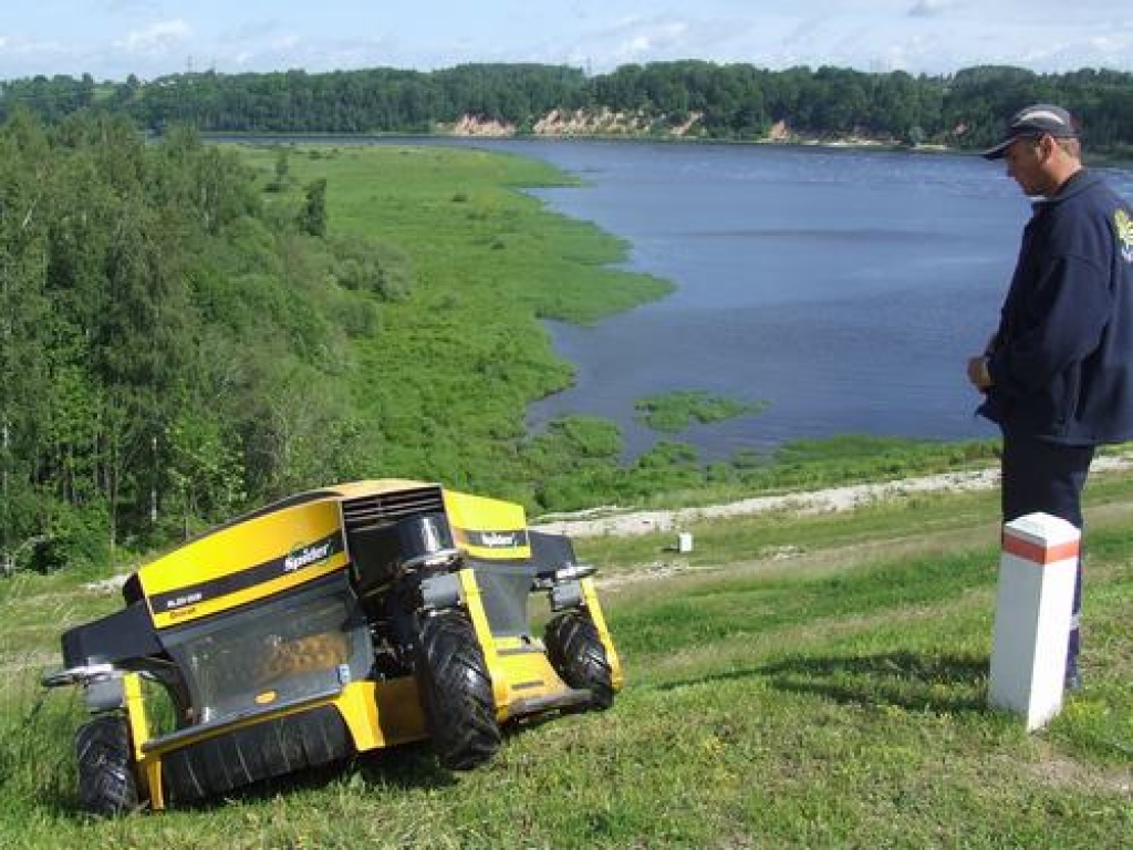 Kā citplanētietis. Māris Protizāns jau apguvis modernā pļāvēja vadību.