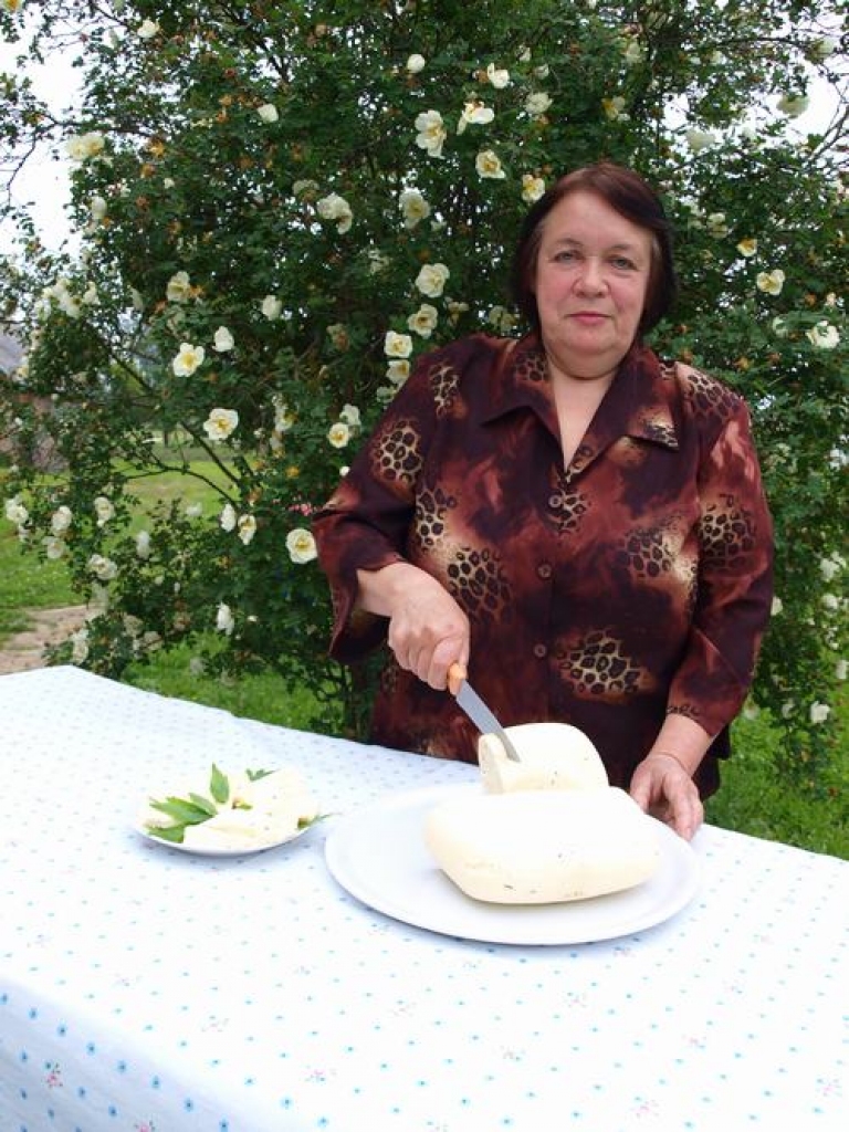 VISGARŠĪGĀKAIS. Mazzalvieši teic, ka Agrītes Kanopas sietais siers ir viens no garšīgākajiem pagastā. 