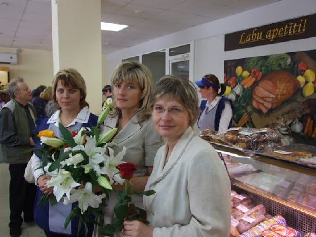 Tagad arī  Skrīveros. Jaunā pārtikas veikala “Kukulītis” atvēršanas dienā — veikala vadītāja Iluta Rudzīte (no kreisās), Ināra Čeiča un SIA  “Lejas Rozes” īpašniece Agra Vainovska.