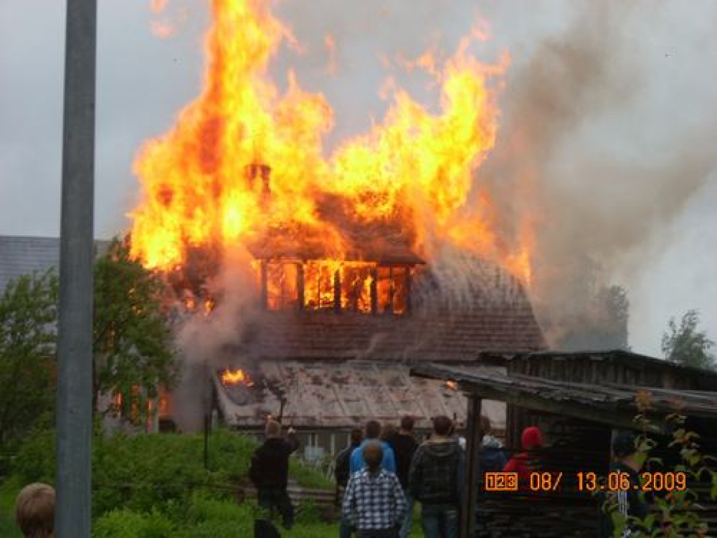 ŠOREIZ UZVAR LIESMAS. Saimniecības ēka Saules ielā 3 nodega gandrīz pilnībā.