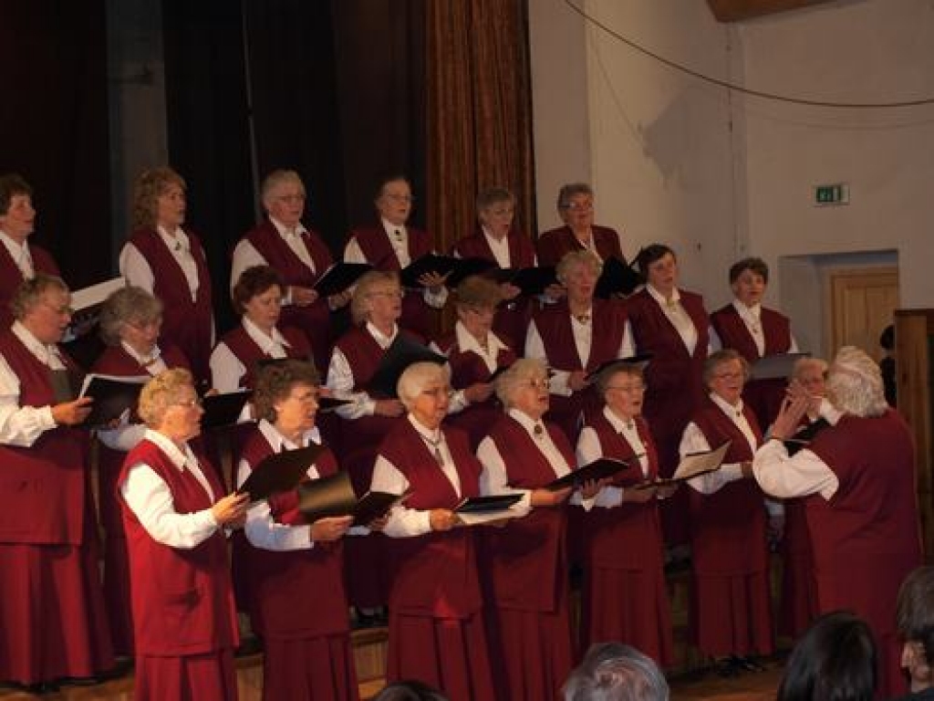 PIEREDZĒJUŠAS. Gandrīz neviens kultūras pasākums Skrīveros nenotiek bez senioru kora “Baltābele”. Diriģē Edīte Aneraude.