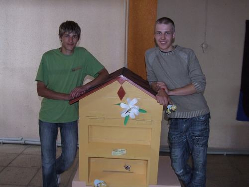 Būs medaina vasara. Vecbebru profesionālās vidusskolas biškopju kursa audzēkņi Madars Jubulis (no kreisās) un Artūrs Priedītis no jūnija līdz septembrim praktizēsies bišu dravās Somijā. 