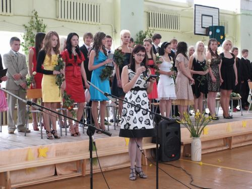 Pamatizglītība iegūta. Svinīgā 9. klases izlaiduma ceremonija Andreja Upīša Skrīveru vidusskolā.