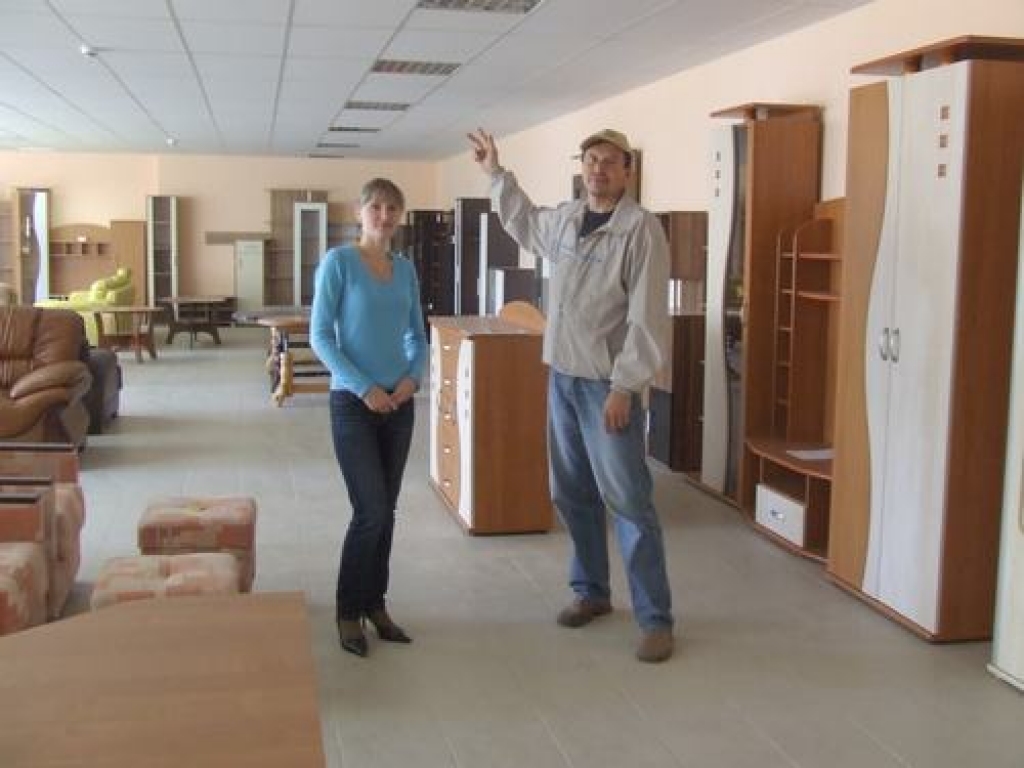 Liela izvēle. Mēbeļu salona īpašnieks Sergejs Iļjins un pārdevēja Kristīne Kolosova rāda jauno mēbeļu piedāvājumu.