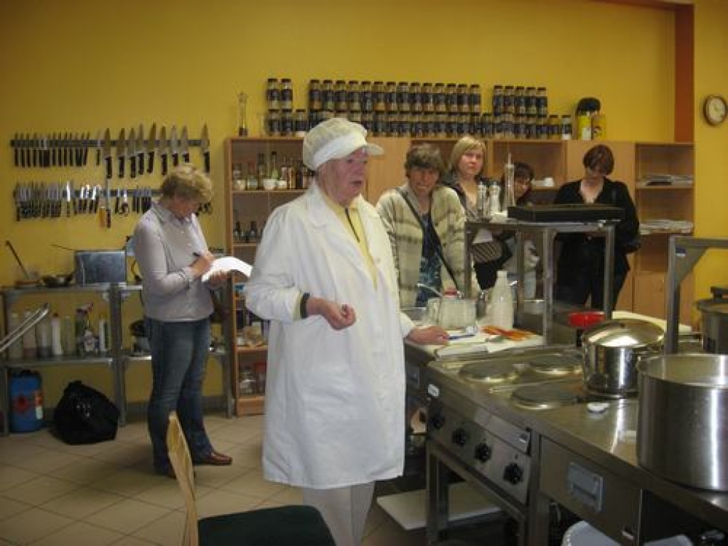 Sieru pazinēja.  Latvijas “siera māte” Aija Golde Vecbebru profesionālajā vidusskolā interesentiem ievadīja siera gatavošanas noslēpumus.