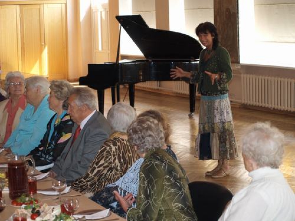 JĀPRIECĀJAS ARĪ VECUMĀ. Pensionētos skolotājus dzīvot pilnvērtīgi iedrošina psihoterapeite Aina Poiša.