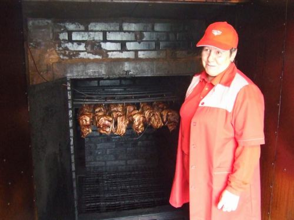 Smaržo labi. Ināra Ivanova, SIA “Lejas Rozes” realizācijas daļas vadītāja, novērtē kārtējo kūpinājumu.