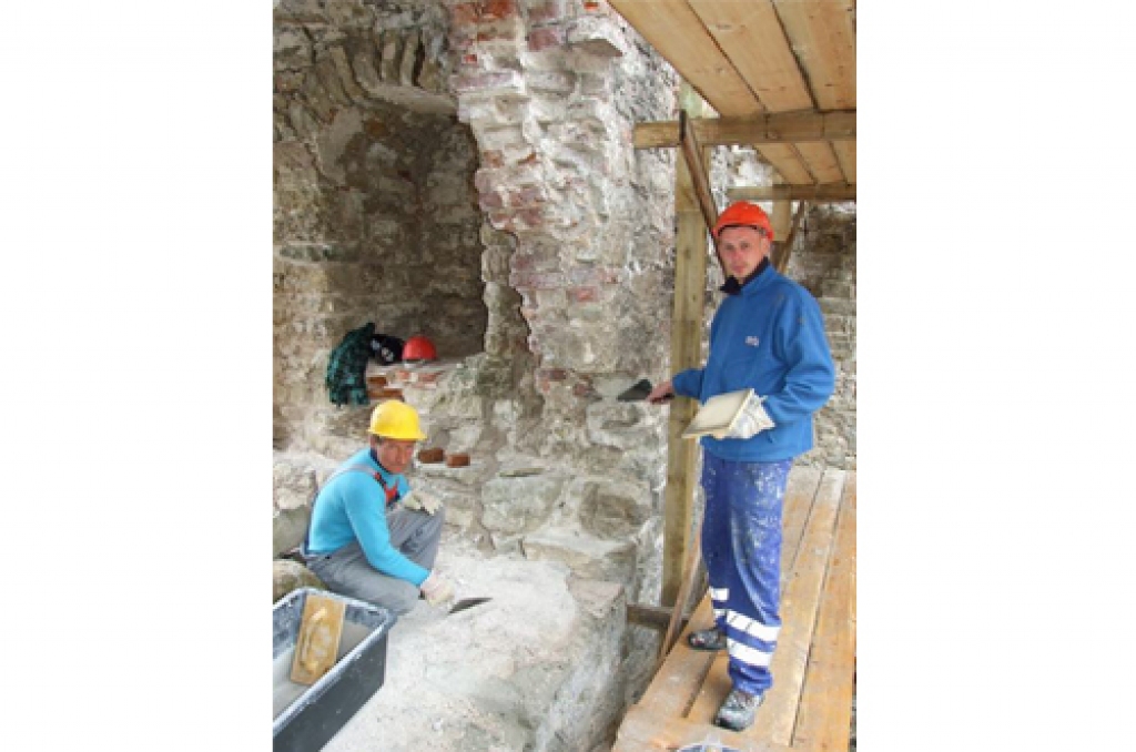 Kā sendienās. Celtnieki Aldis Skrimblis (no kreisās) un Aleksandrs Tolkačovs iekonservē Kokneses pilsdrupu iekšsienas. 