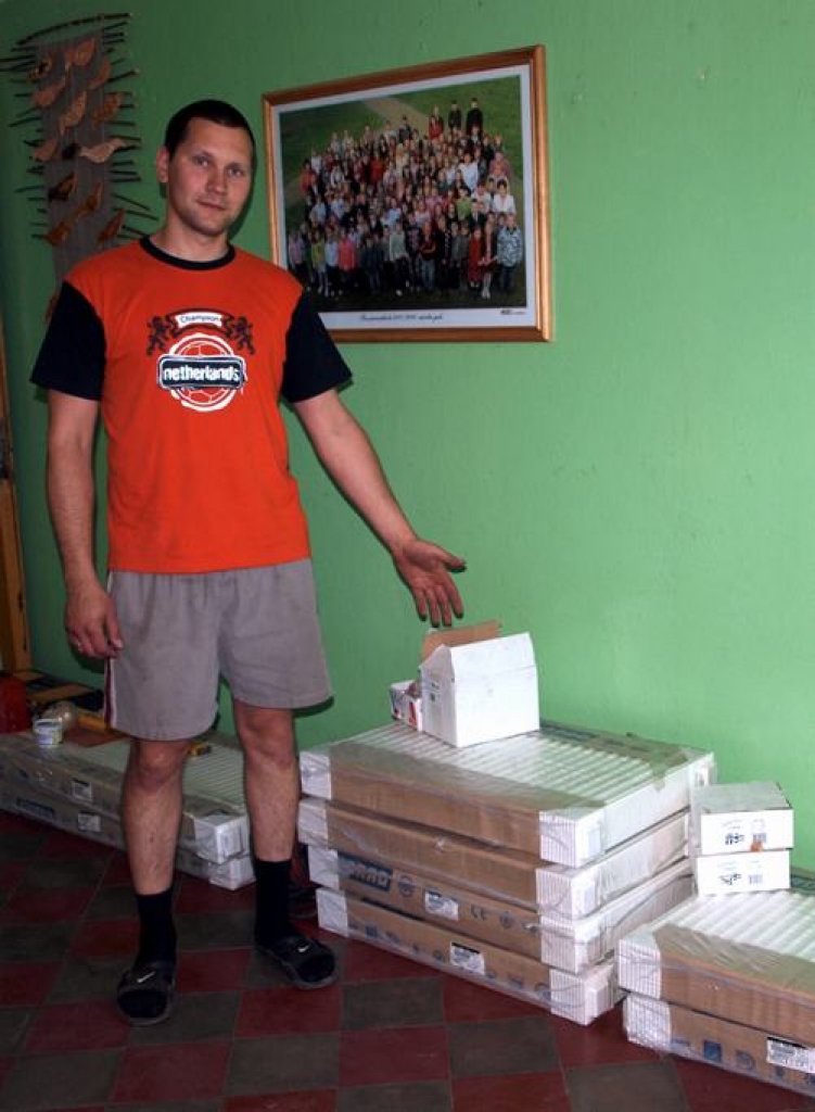 Ardievas malkai. “Lūk, jaunie radiatori,” rāda SIA “Aqua Jazz” strādnieks Edgars Varovskis.