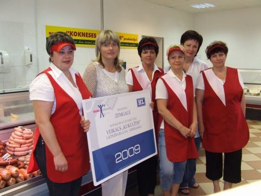 Lepnas un gandarītas. “Lielveikalu konkurenci neizjūtam,” atzīst SIA “Lejas Rozes” izpilddirektore Ināra Čeiča (vidū). Zemgales iecienītākā veikala kolektīvs Ina Zvorikina (no kreisās), Daira Kavosa, Anita Nagle, Alla Priluka un Gaļina Akimenko.