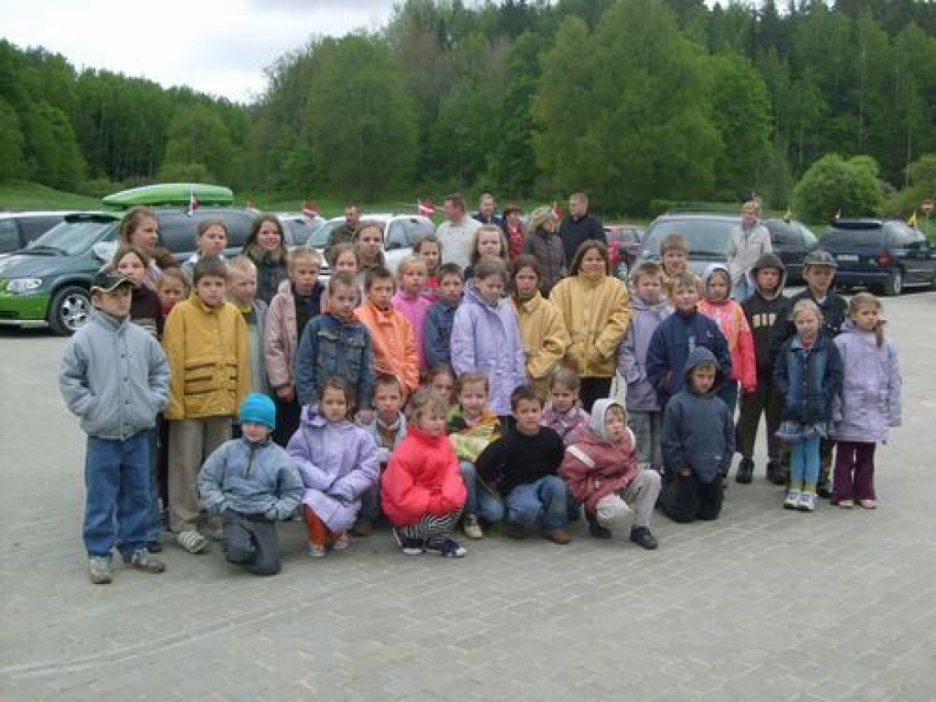 Septiņpadsmit auto skolas pagalmā. Bebru internātpamatskolas skolēni dodas uz Līgatnes dabas parku.