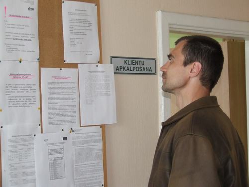 MEKLĒ DARBA PIEDĀVĀJUMU. NVA Aizkraukles filiālē ir daudz informācijas par to, kas jāzina darba meklētājiem. Pie stenda — aizkrauklietis Raivis.   