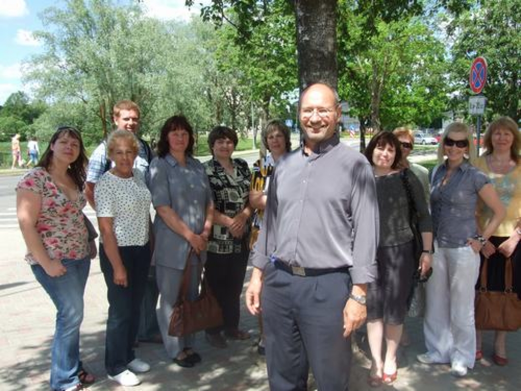 Jāiemācās saskatīt. Semināra dalībnieki kopā ar Maiklu Fulleru — Gee (priekšplānā) izvērtēja Aizkraukles turpmākās attīstības iespējas.